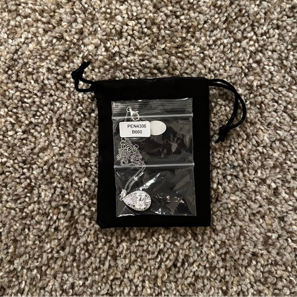 NWT Genevive Clear Jewel Necklace - Picture 4 of 4